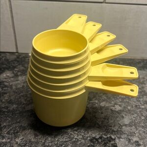 Vintage Set of 6 harvest gold Measuring Cups by Tupperware. Exc condition
